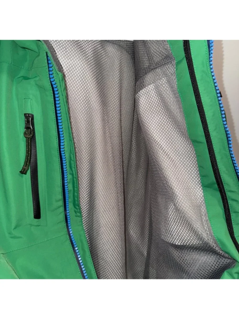 L.L.Bean Green Waterproof Jacket Hood Front Zipper Mesh Lining Size M (10-12)